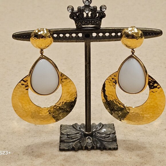 STATEMENT JOSE MARIA BARRERA WHITE HAMMERED GOLD DROP DANGLE CHANDELIER EARRINGS - Picture 5 of 11